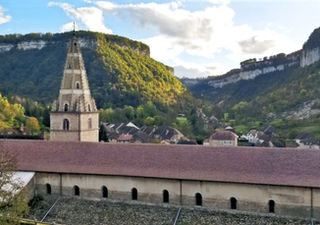 Baume-les-Messieurs dans le Jura, village classé avec abbaye millénaire, grottes et cascades au cœur d’une reculée spectaculaire