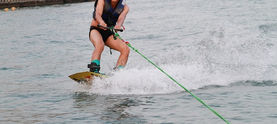 Pratiquant de wakeboard sur les eaux du lac de Vouglans dans le Jura.