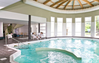 Sortie célibataires Jura : visite d’un atelier de boissellerie, déjeuner aux Rousses et après-midi détente aux thermes de Salins-les-Bains