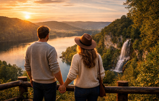 Cascade de Baume-les-Messieurs entourée de hautes falaises calcaires dans le Jura, site naturel préservé et peu fréquenté, au cœur d’un paysage sauvage.