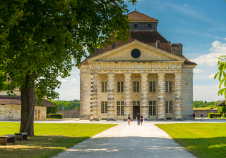 Vue aérienne de la Saline Royale d’Arc-et-Senans, site classé UNESCO et chef-d’œuvre d’architecture industrielle dans le Jura