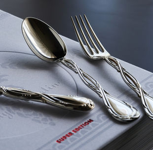 Coutelier façonnant une lame artisanale dans un atelier jurassien