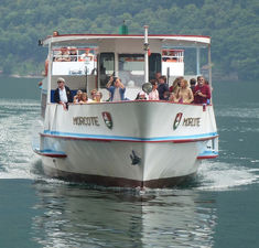 Plongez dans une expérience captivante avec cette image évoquant les merveilles du Jura tourisme et des vacances inoubliables. Imaginez-vous en train de visiter le Jura, entouré de paysages à couper le souffle et de possibilités infinies d'activités dans le Jura. Cette image reflète parfaitement le mélange entre le patrimoine du Jura et la soif de découvrir de nouveaux horizons.

Que vous soyez en famille ou en quête d'aventure en solitaire, cette image vous transporte dans un voyage de randonnée en famille à travers des sentiers pittoresques, ou vers des excursions pour familles où chaque moment devient une occasion d'apprentissage et de rire. L'exploration aquatique est également à portée de main, que ce soit lors d'une balade en bateau tranquille sur les lacs scintillants ou lors d'une aventure en bateau captivante pour satisfaire votre soif d'aventure.

Laissez-vous emporter par la détente sur l'eau, la douceur de l'exploration au fil de l'eau et l'évasion que seul le Jura peut offrir. Cette image est un rappel en images de l'aventure nautique qui vous attend dans le Jura, où chaque instant est une aventure et chaque recoin est une découverte.