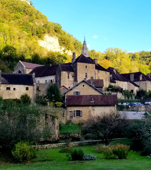 Parcours culturel dans le Jura : visite du village médiéval de Nozeroy, déjeuner régional à Champagnole, puis découverte de Baume-les-Messieurs et de son abbaye troglodyte.