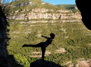 Séance de yoga en pleine nature près des Cascades du Hérisson dans le Jura, pratiquée au bord de l’eau entourée de forêt et de chutes naturelles.
