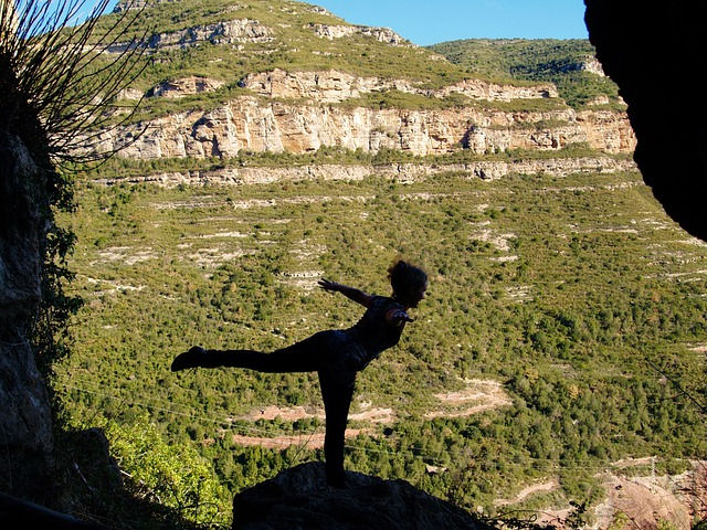 Séance de yoga en pleine nature près des Cascades du Hérisson dans le Jura, pratiquée au bord de l’eau entourée de forêt et de chutes naturelles.