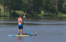 Paddle lac de Bonlieu Jura stand up paddle eaux turquoise lac Bonlieu activité nautique Jura