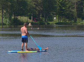 Paddle lac de Bonlieu Jura stand up paddle eaux turquoise lac Bonlieu activité nautique Jura