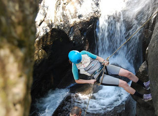 Aventure Aqua-Nature en famille dans le Jura avec canyoning, parc ornithologique, déjeuner au restaurant, transport inclus et accompagnateur. Idéal pour les familles avec enfants.