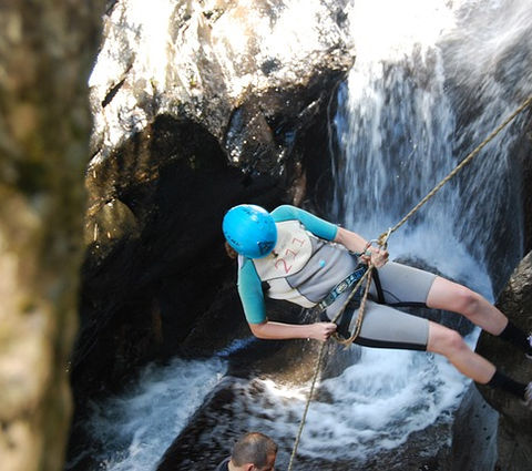 Aventure Aqua-Nature en famille dans le Jura avec canyoning, parc ornithologique, déjeuner au restaurant, transport inclus et accompagnateur. Idéal pour les familles avec enfants.