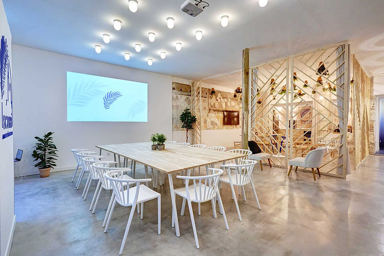 table en bois et chaises blanche