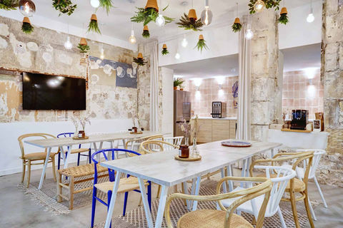 2 tables grises avec des chaises alignées et des plantes retournées