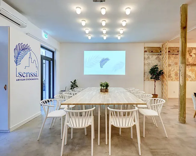 salle réunion chaises blanche