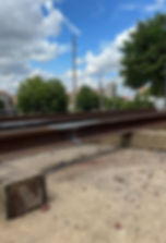 Trilho de transição ferroviário para junção entre trilhos de perfis distintos.