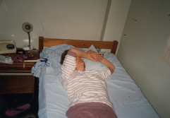 Na cama, cansada da vida.png