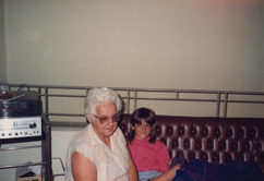 Na casa da Guaicuí com neta Vivian.png