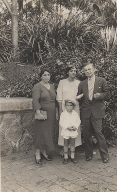 Angelo (dir.) com Concheta e parentes.png