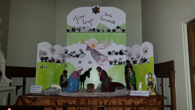 Les enfants du caté ont préparé la crèche de Noël à Saint-Joseph
