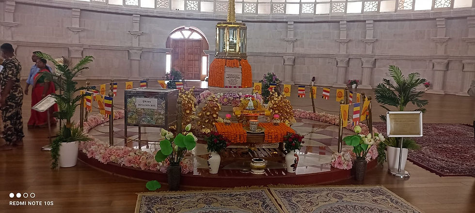 बुद्ध मंदिर के अंदर का दृश्य वैशाली