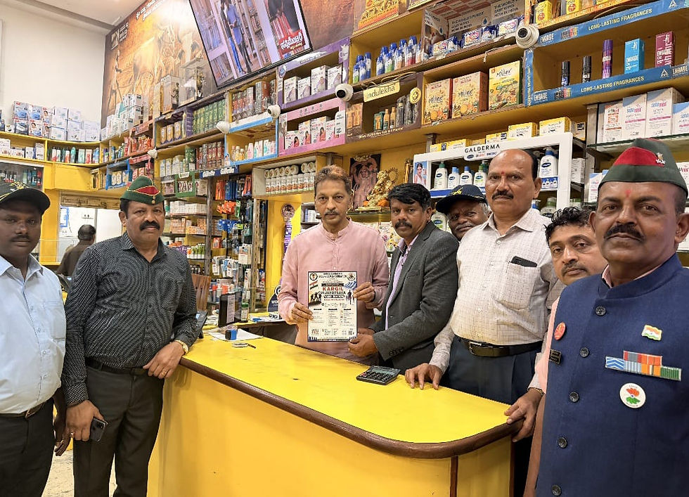 पुरुष उत्पादों की अलमारियों वाली एक चमकदार दुकान में पीले काउंटर के पीछे कारगिल विजयोत्सव का पोस्टर लेकर खड़े हैं।