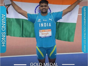 एशियन U23 एथलेटिक्स चैंपियनशिप में गोल्ड मेडल जीतने के बाद भारतीय एथलीट सिंह भारतीय झंडा थामे मुस्कुराते हुए; उन्होंने 80.57 मीटर की दूरी तय की।