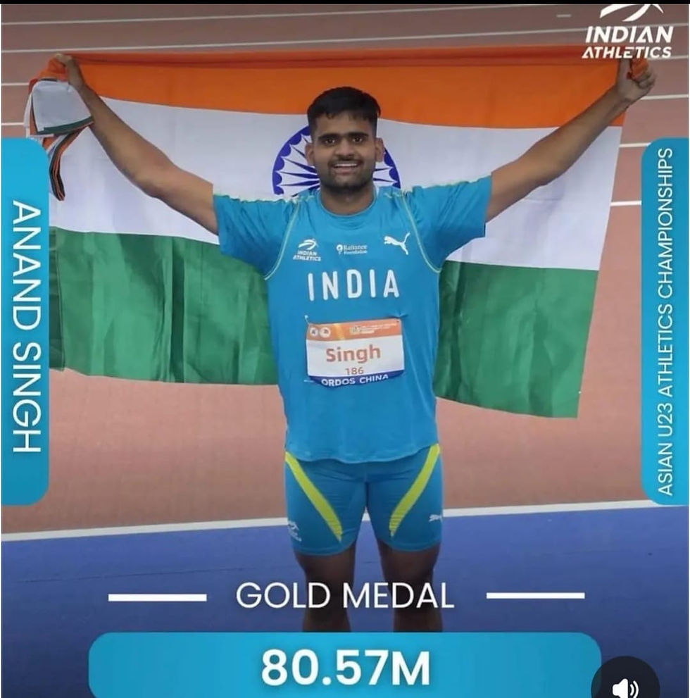 एशियन U23 एथलेटिक्स चैंपियनशिप में गोल्ड मेडल जीतने के बाद भारतीय एथलीट सिंह भारतीय झंडा थामे मुस्कुराते हुए; उन्होंने 80.57 मीटर की दूरी तय की।