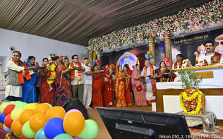 बेंगलुरु के पैलेस ग्राउंड में श्रीराम कथा के चौथे दिन परम पूज्य श्री राजन जी महाराज भगवान श्रीराम के जन्मोत्सव और बाल लीलाओं का भावपूर्ण वर्णन करते हुए।