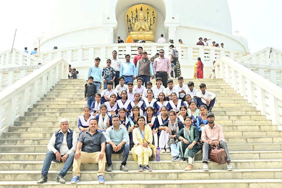 वैशाली बुद्ध स्तूप पर छात्रों का समूह