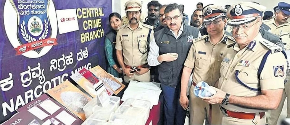 बेंगलुरु सिटी पुलिस के अधिकारी सेंट्रल क्राइम ब्रांच के नारकोटिक्स बैनर के पास ज़ब्त किए गए ड्रग्स और सबूत दिखा रहे हैं; इनकी कीमत 28 करोड़ रुपये बताई गई है।