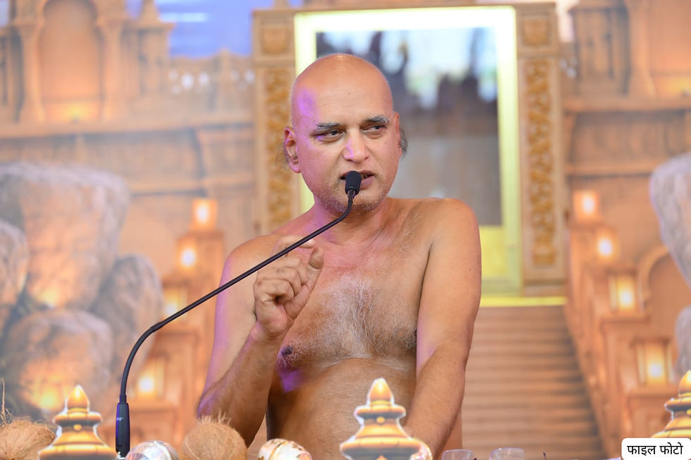 मंच पर माइक के सामने नग्नधारी साधु बोलते हुए, पीछे मंदिर-जैसी सजावटी पृष्ठभूमि; कोने में फाइल फोटो।