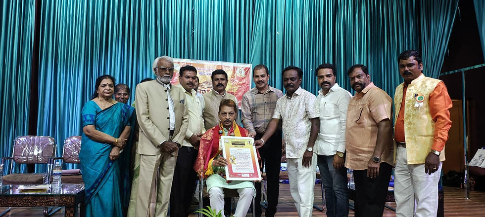 हंपी नगर स्थित ग्रंथालय में आयोजित सम्मान समारोह में मुख्य अतिथि महेंद्र मुणोत का स्वागत एवं सम्मान करते आयोजक सदस्य।