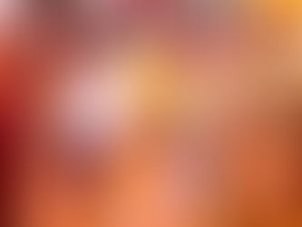 रंगीन साड़ियाँ पहने महिलाएँ बाहर एक उत्सवपूर्ण जुलूस में सजे-धजे घड़े लिए हुए हैं, और बीच में एक महिला फूलों की टोकरी पकड़े हुए है।