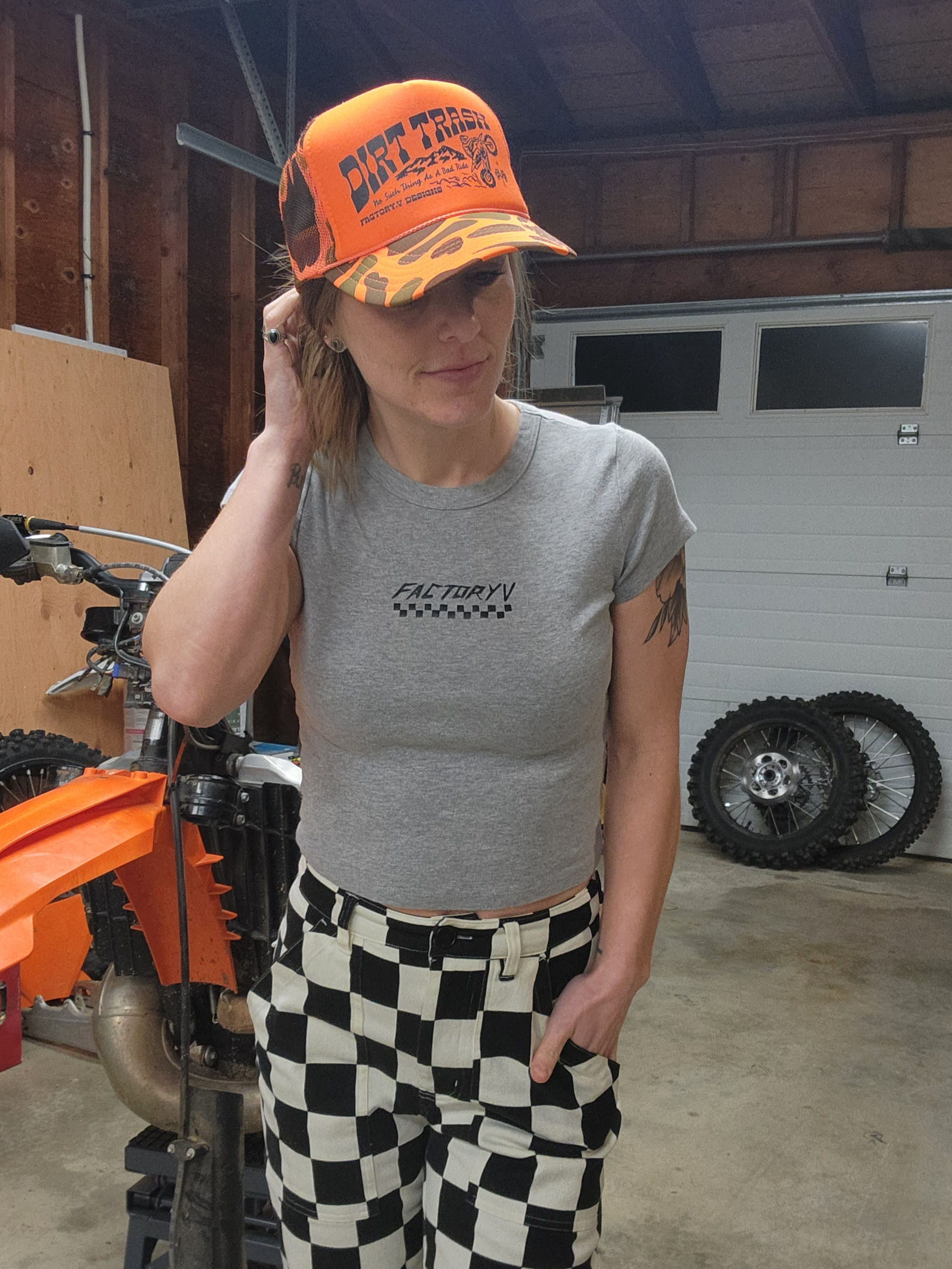 WOMENS CHECKERED CROPPED TEE