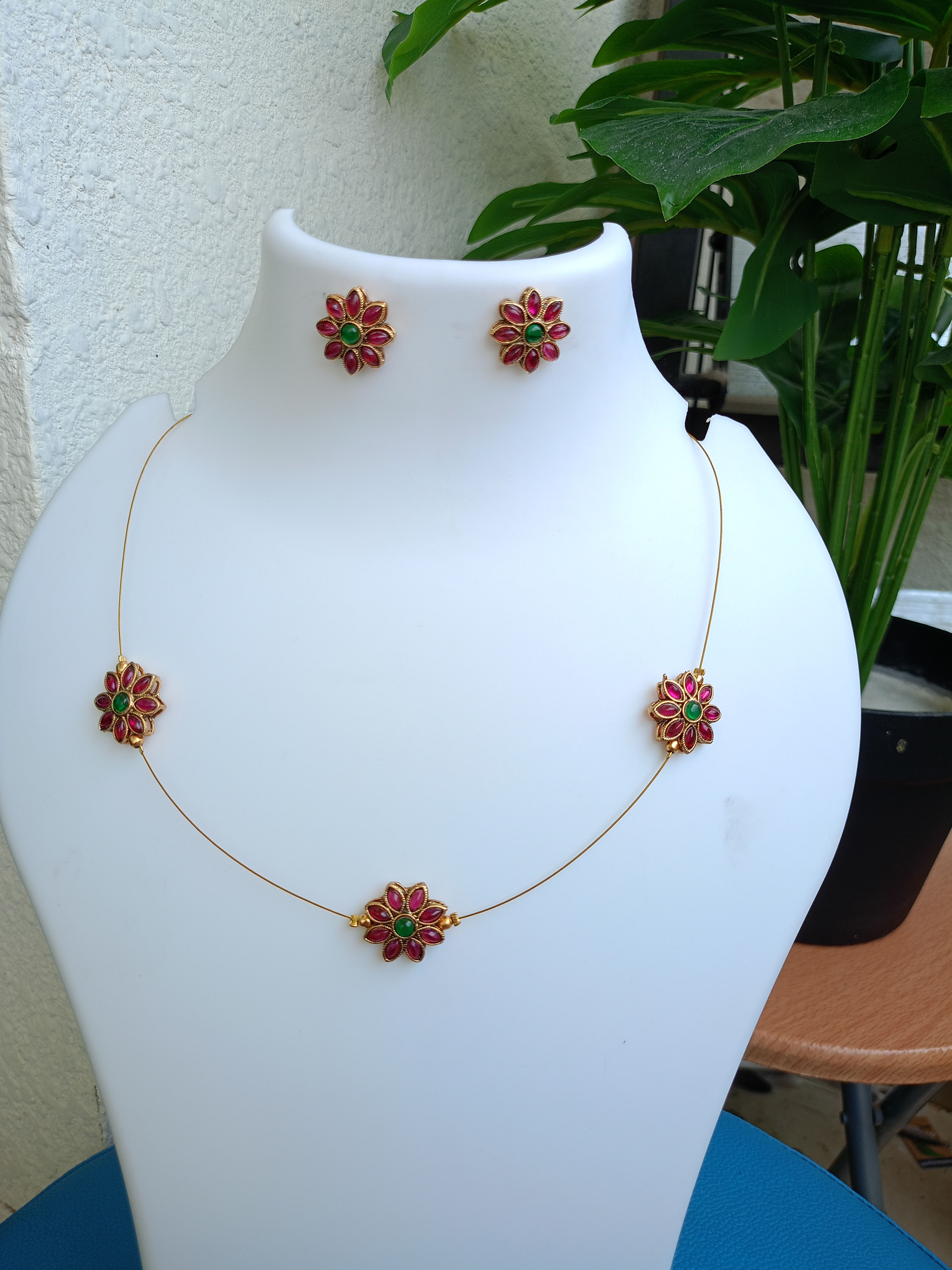 Kemp Flower Invisible Necklace Set 