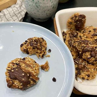Les cookies sans cuisson aux flocons d'avoine et cacahuète