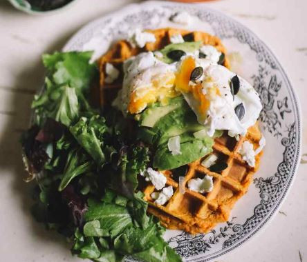 Les gaufres de patate douce, avocat et œuf poché