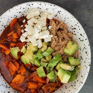 La soupe à la patate douce, tomate, avocat et fêta