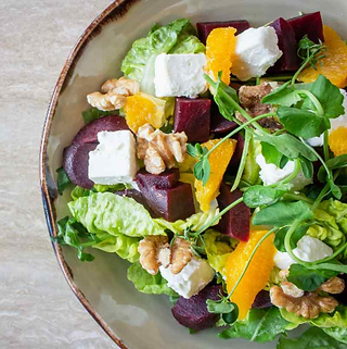 La salade de betterave, orange, fêta et noix