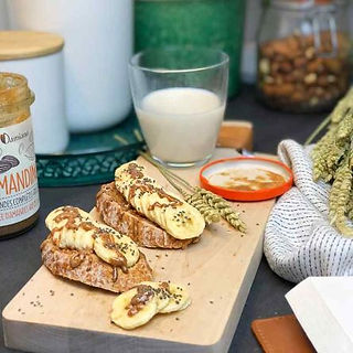 La tartine de banane et purée d’amande