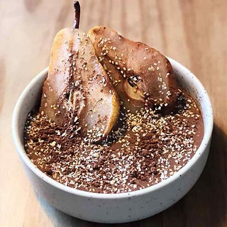 Le porridge banane-chocolat et poire pochée