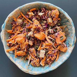 La salade de patate douce, carotte et chou rouge
