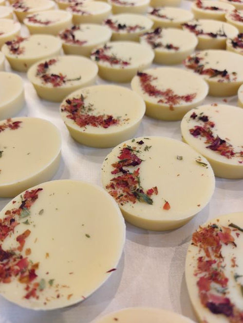 savon avec fleurs séchées mariage naissance, délicathe savonnerie