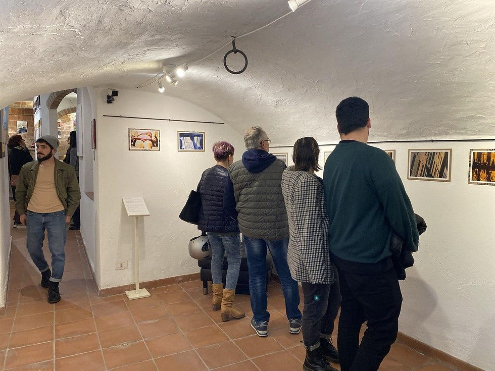 Visitatori osservano le opere durante l'inaugurazione della mostra "Solo occhi a Firenze" di Dimitri Lomartire presso la Roccart Gallery di Firenze