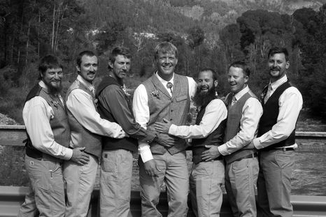 Groomsmen-and-groom-being-silly-funny