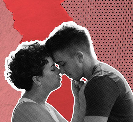 Un couple pose son front l’un contre l’autre et partage un moment d’intimité.