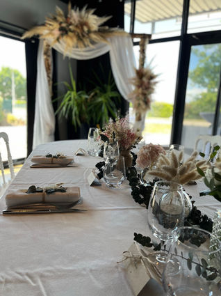 Chemin de table composé de petits pots de fleurs