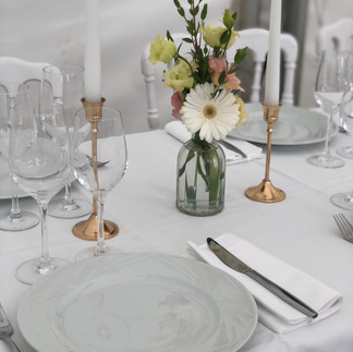 Centre de table décoré avec des chandeliers et des fleurs