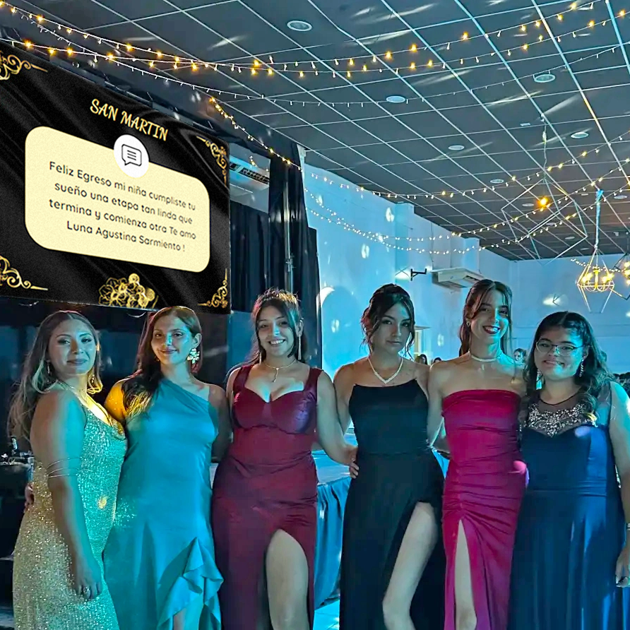 Grupo de amigas posando para foto en boda o evento social mientras comparten recuerdos con SelfiPix. Imagen de invitadas sonriendo, capturando momentos especiales y participando en álbum digital en vivo mediante código QR. Ideal para bodas, XV años, cumpleaños y eventos donde las fotos de invitados aparecen en pantalla en tiempo real creando recuerdos inolvidables.