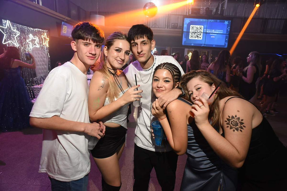 Fiesta de cumpleaños en México con invitados celebrando, invitación digital personalizada, RSVP y álbum digital Selfipix para compartir recuerdos del evento.