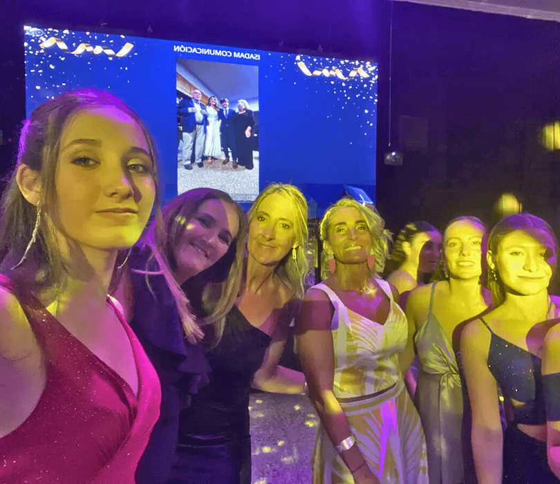 Mujeres en gala, foto con pantalla Personas de todas las edades usando Selfipix con facilidad